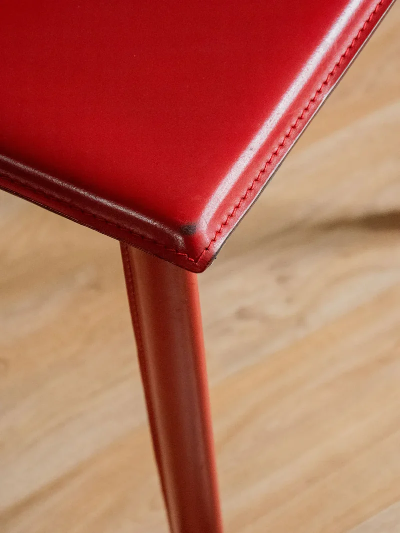 Alma, la paire de chaises en cuir rouge N°1330