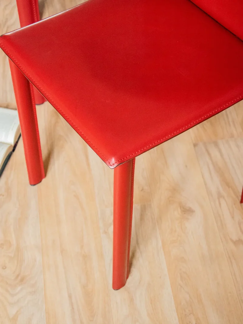 Alma, la paire de chaises en cuir rouge N°1330