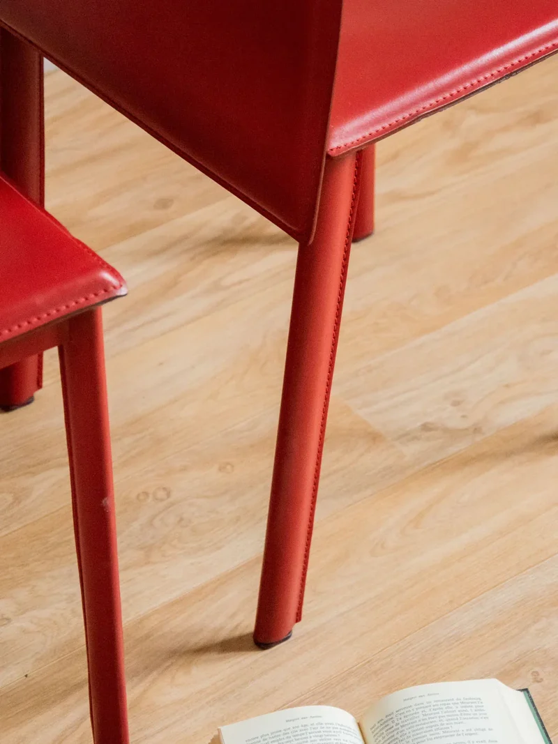Alma, la paire de chaises en cuir rouge N°1330
