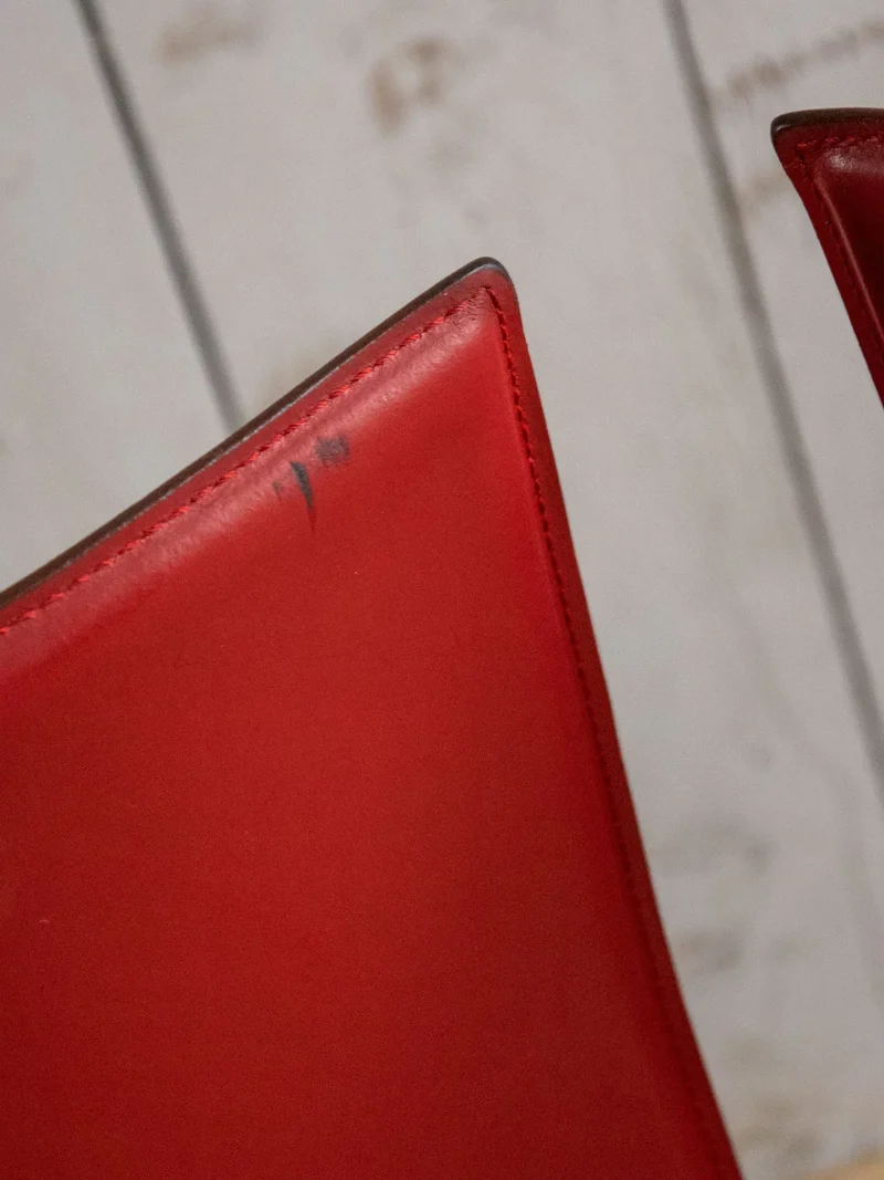 Alma, la paire de chaises en cuir rouge N°1330
