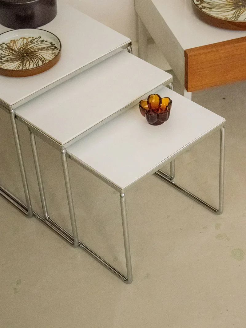 Barbara, les tables gigognes en formica N°144