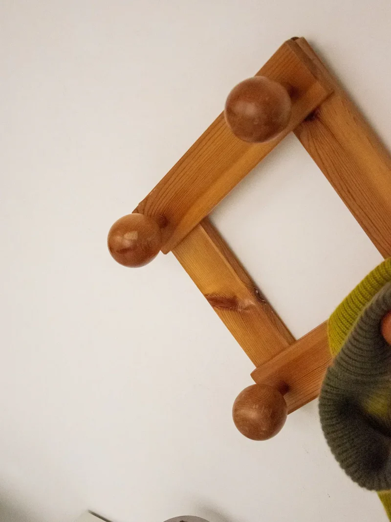 Charlie, le porte-manteau en pin N°186
