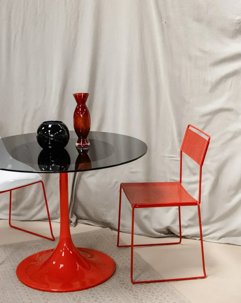 Alma, la chaise rouge en métal N°705