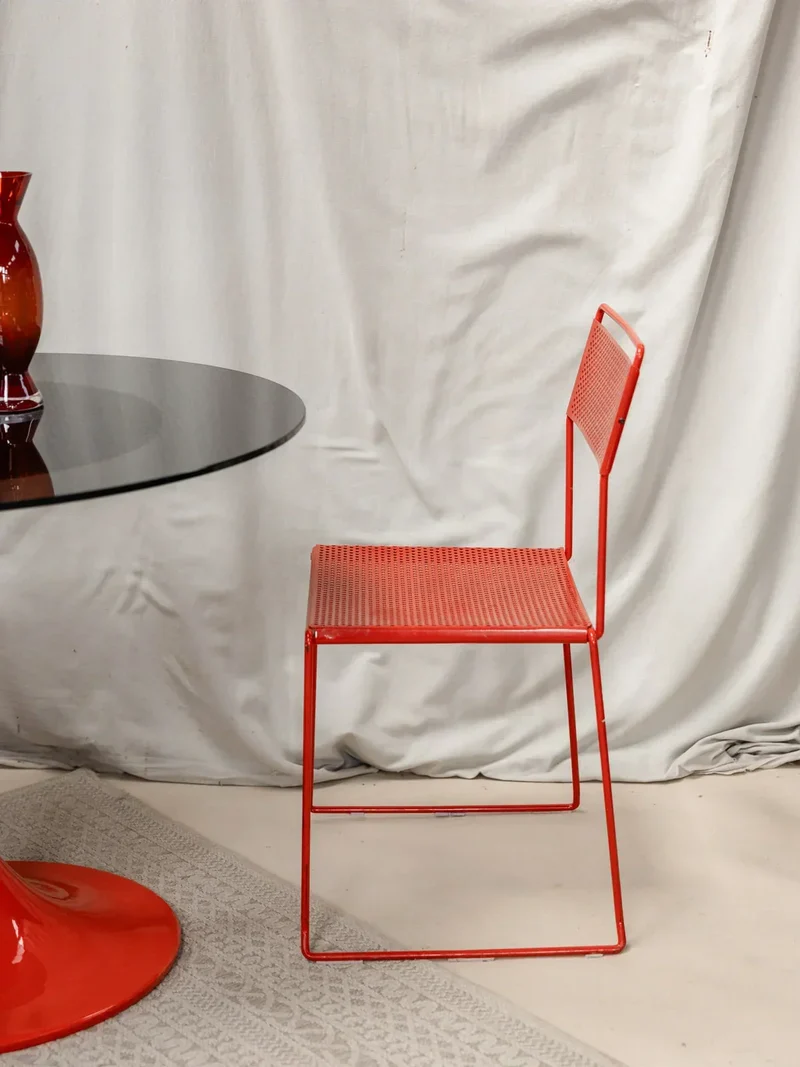 Alma, la chaise rouge en métal N°705