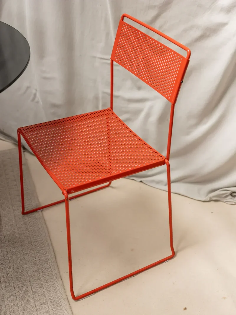 Alma, la chaise rouge en métal N°705