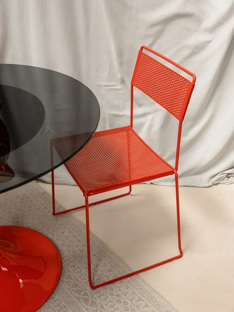 Alma, la chaise rouge en métal N°705
