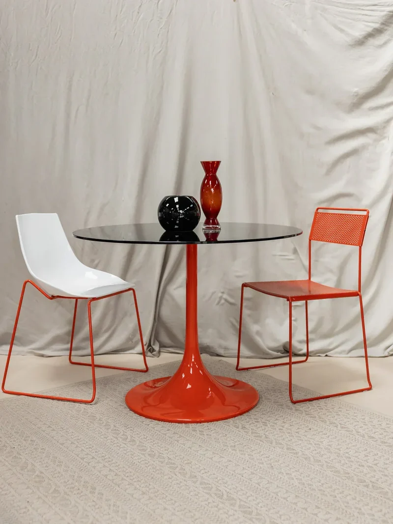 Alma, la chaise rouge en métal N°705