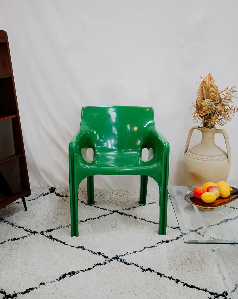 Jakob, le fauteuil vert en fibre de verre N°843