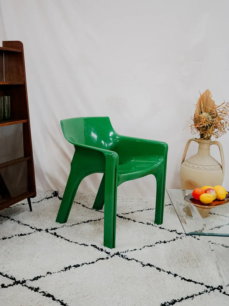 Jakob, le fauteuil vert en fibre de verre N°843