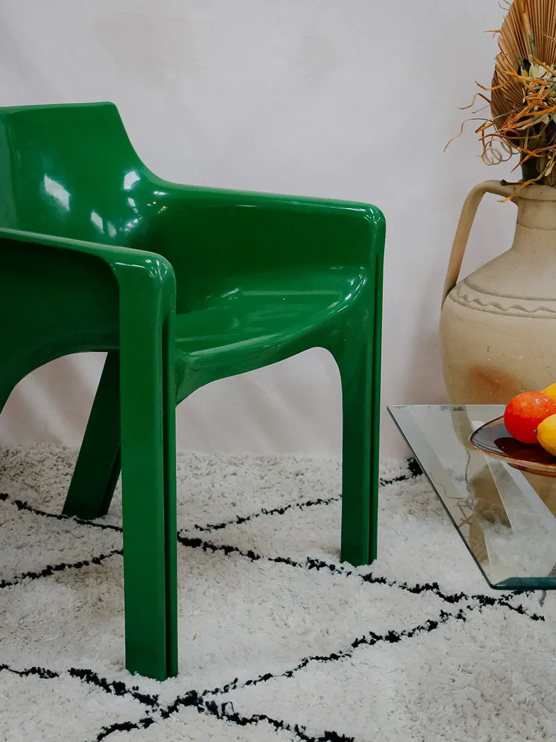 Jakob, le fauteuil vert en fibre de verre N°843