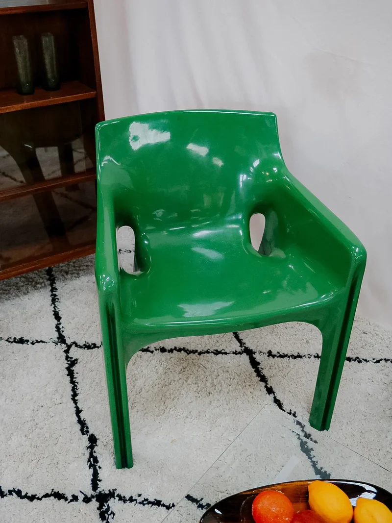 Jakob, le fauteuil vert en fibre de verre N°843