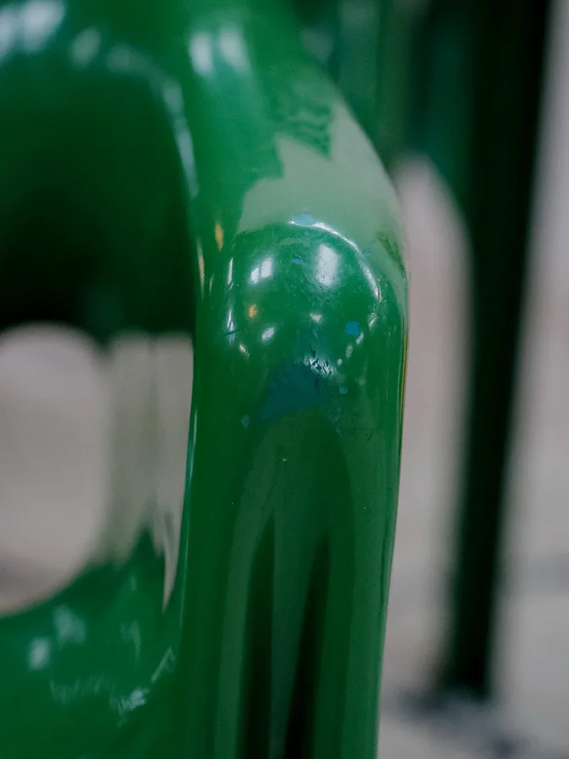 Jakob, le fauteuil vert en fibre de verre N°843
