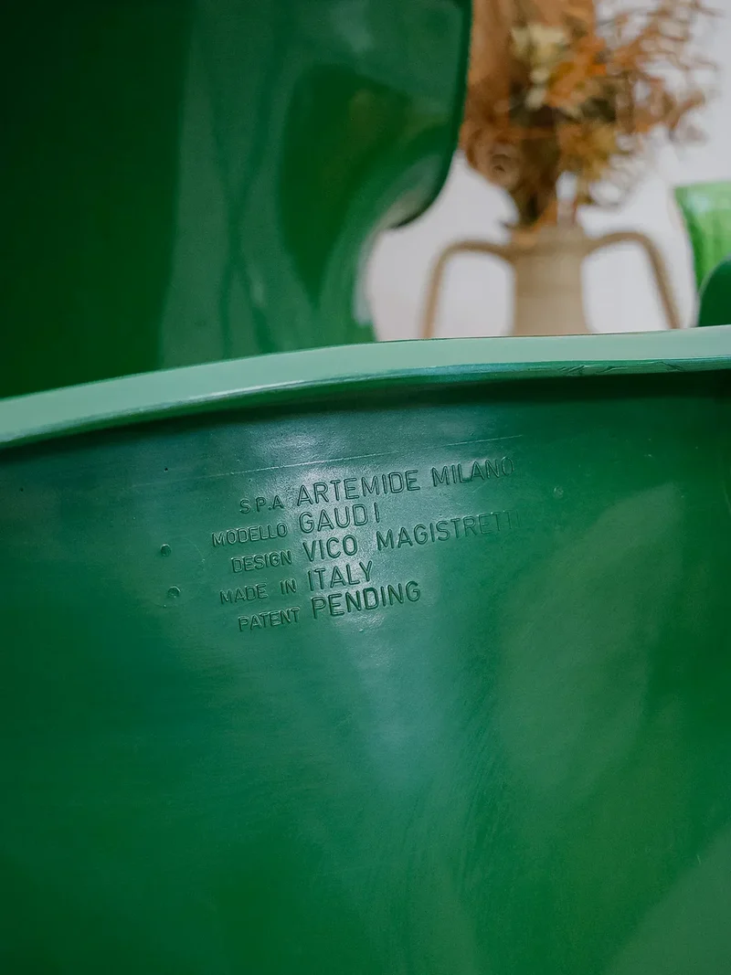 Jakob, le fauteuil vert en fibre de verre N°843