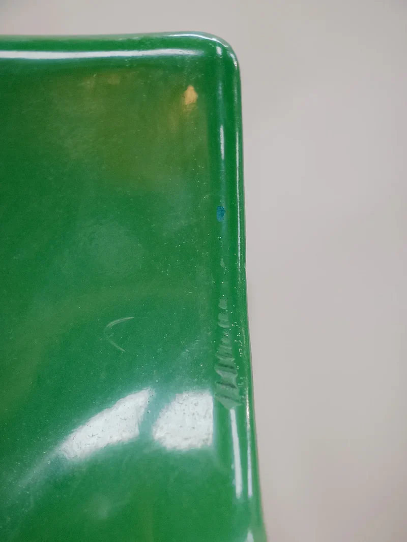Jakob, le fauteuil vert en fibre de verre N°843