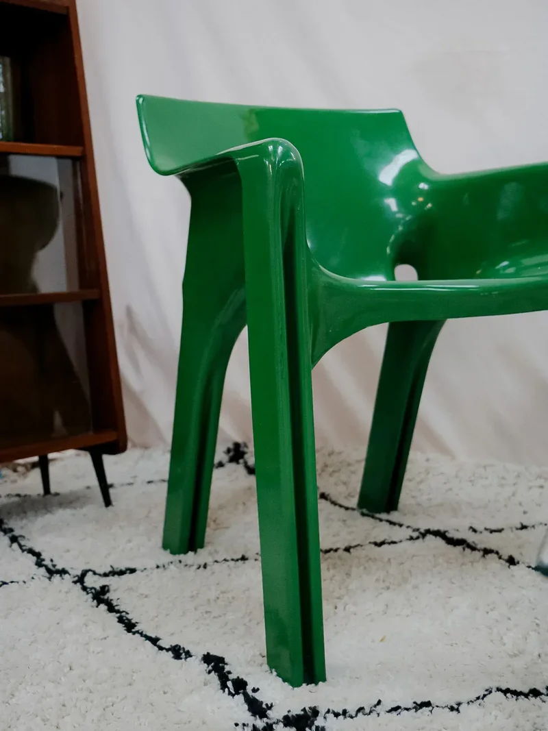 Jakob, le fauteuil vert en fibre de verre N°843