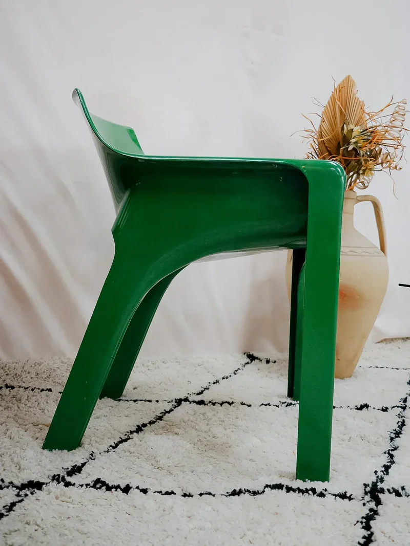 Jakob, le fauteuil vert en fibre de verre N°843