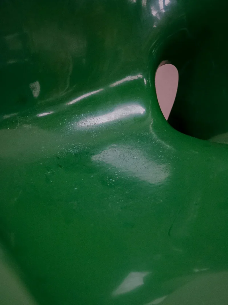 Jakob, le fauteuil vert en fibre de verre N°843