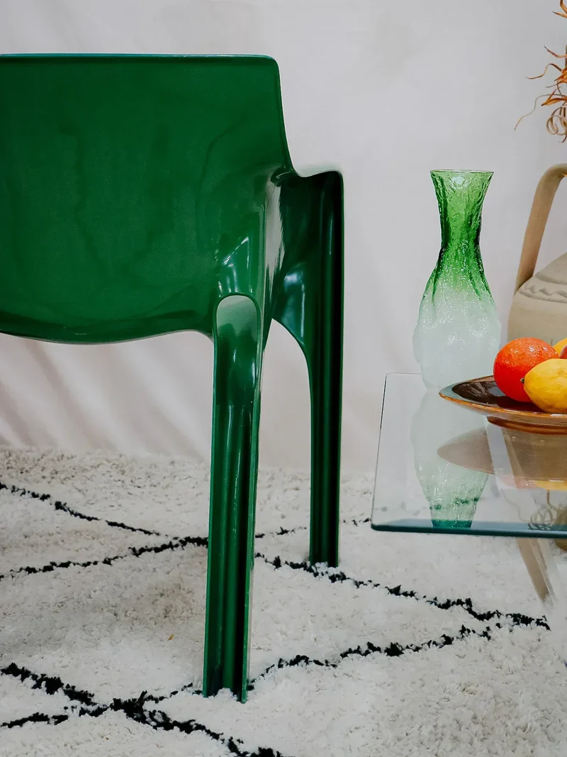 Jakob, le fauteuil vert en fibre de verre N°843