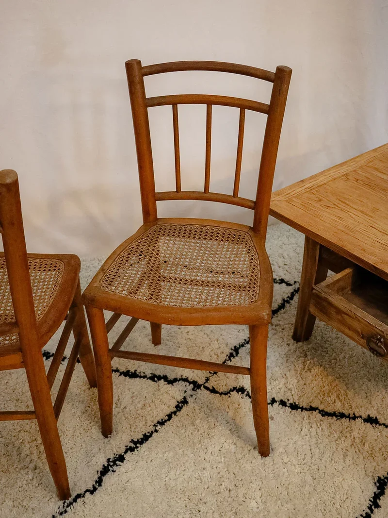 Claude, la paire de chaises en bois et cannage N°978