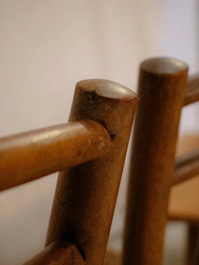 Claude, la paire de chaises en bois et cannage N°978