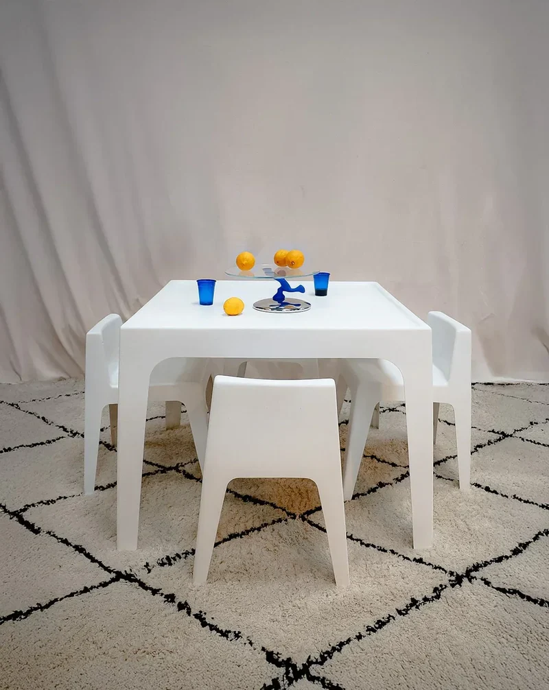 Auguste, l'ensemble de table et chaises en fibre de verre N°10