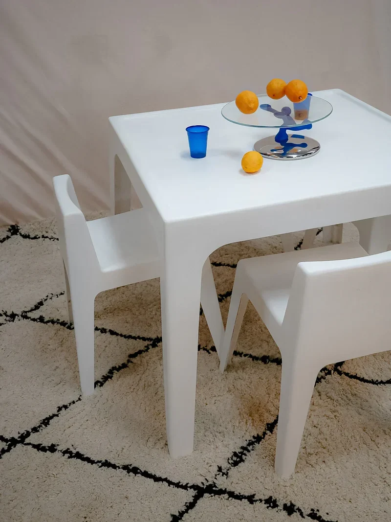 Auguste, l'ensemble de table et chaises en fibre de verre N°10