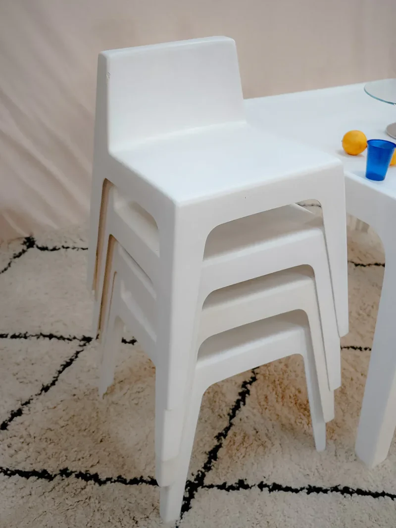 Auguste, l'ensemble de table et chaises en fibre de verre N°10