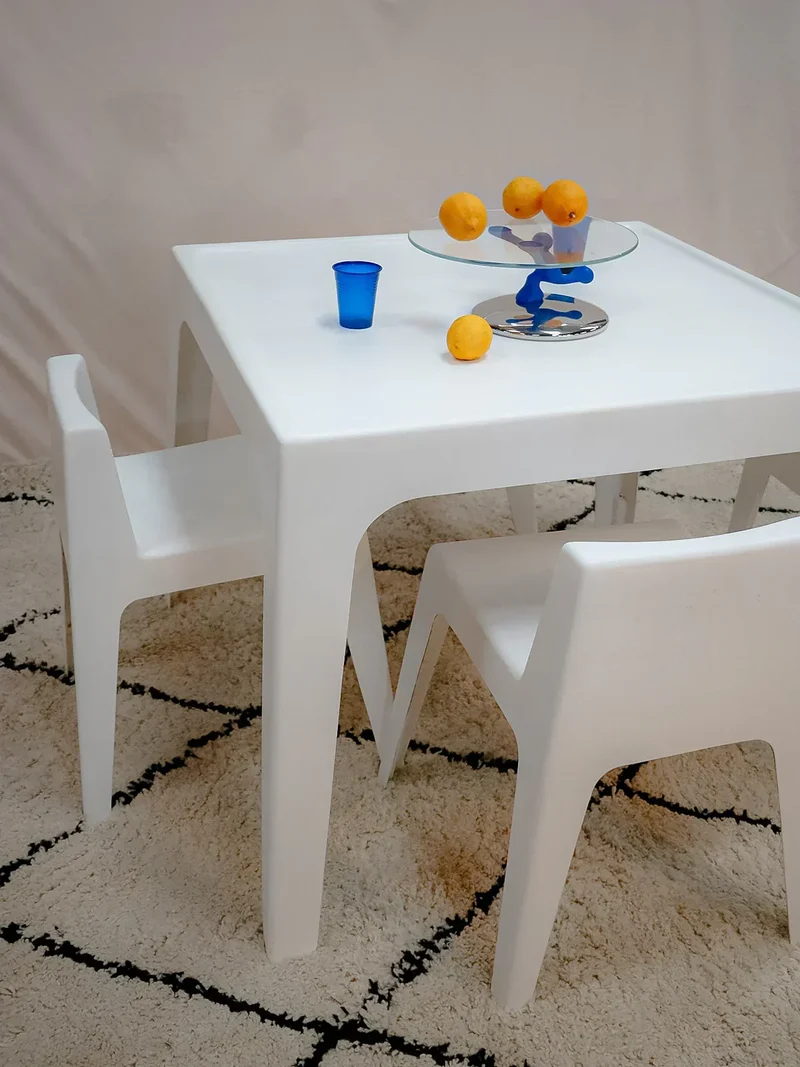 Auguste, l'ensemble de table et chaises en fibre de verre N°10