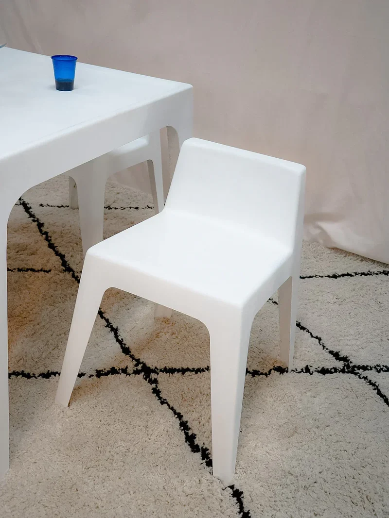 Auguste, l'ensemble de table et chaises en fibre de verre N°10
