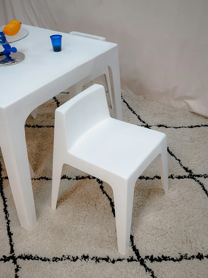 Auguste, l'ensemble de table et chaises en fibre de verre N°10