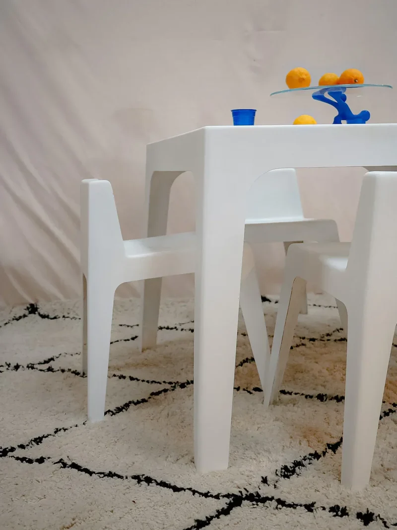 Auguste, l'ensemble de table et chaises en fibre de verre N°10