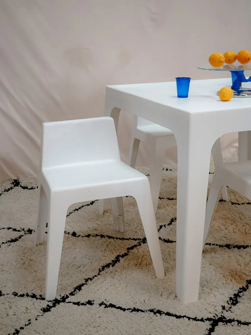 Auguste, l'ensemble de table et chaises en fibre de verre N°10