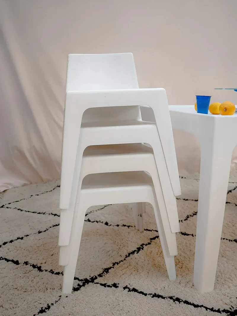 Auguste, l'ensemble de table et chaises en fibre de verre N°10