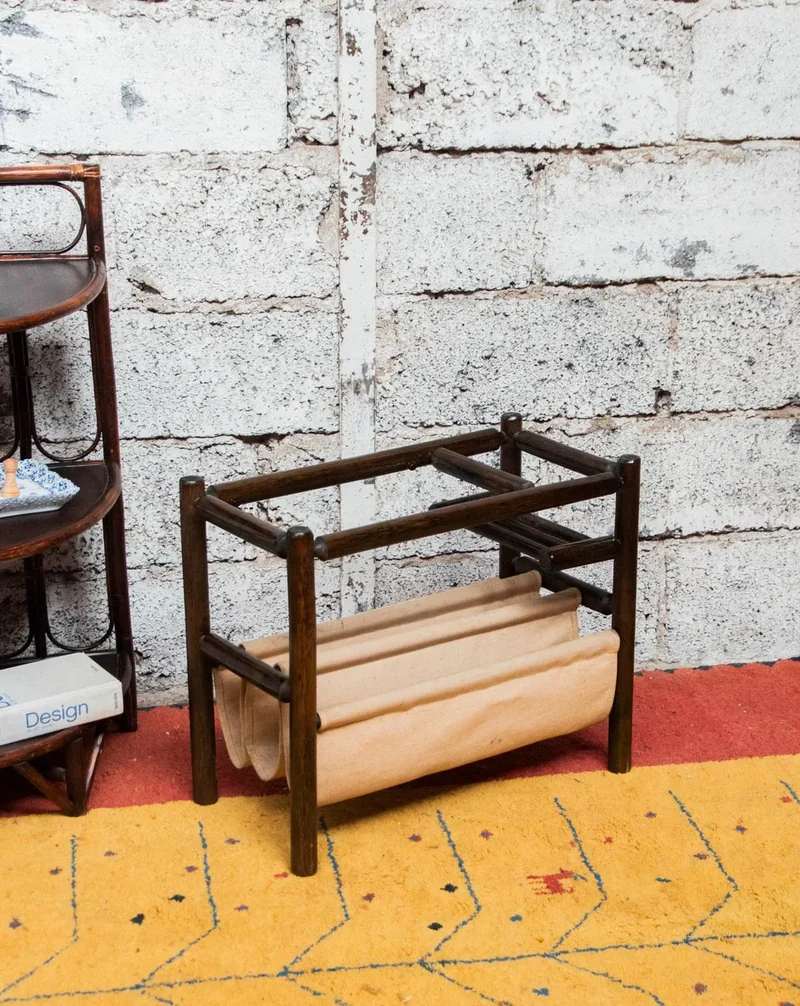 Désiré, le porte-revues en bois foncé et tissu N°171