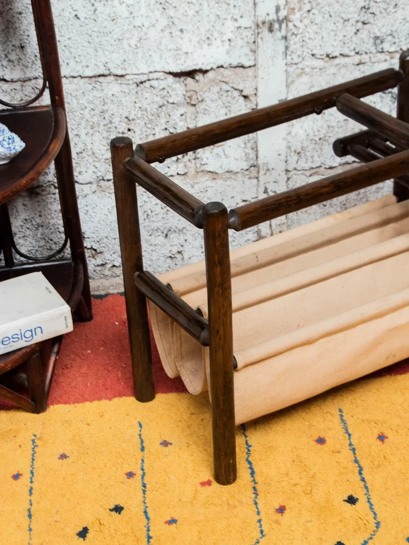 Désiré, le porte-revues en bois foncé et tissu N°171