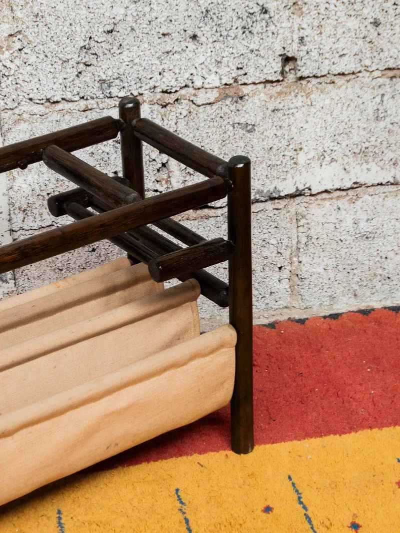 Désiré, le porte-revues en bois foncé et tissu N°171