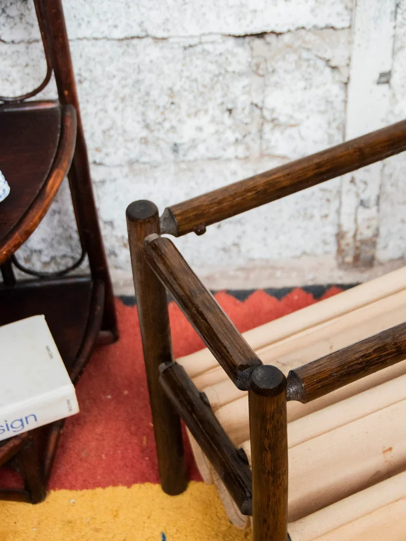 Désiré, le porte-revues en bois foncé et tissu N°171