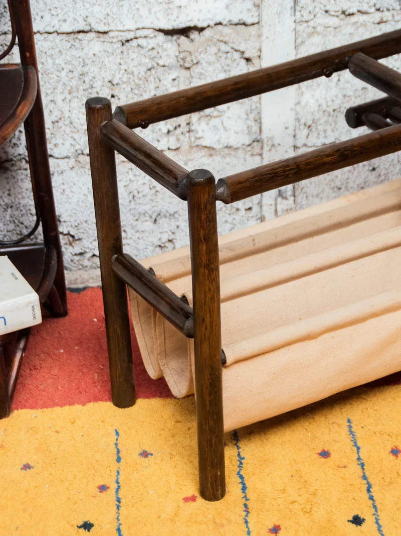 Désiré, le porte-revues en bois foncé et tissu N°171