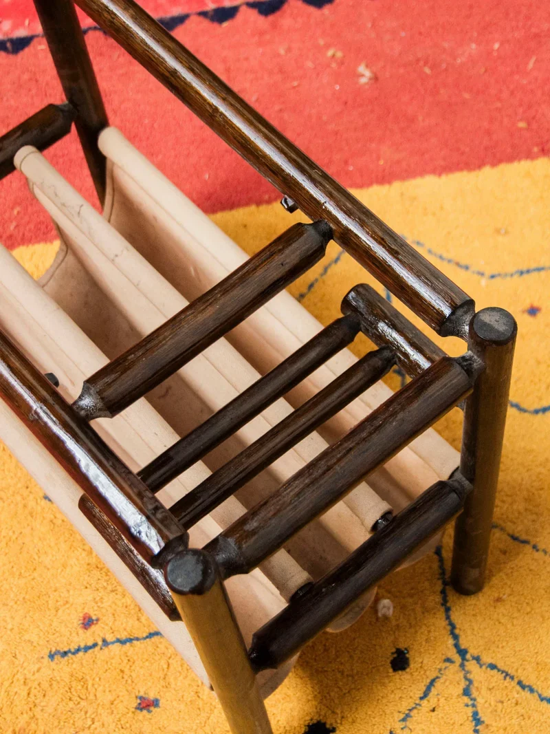 Désiré, le porte-revues en bois foncé et tissu N°171