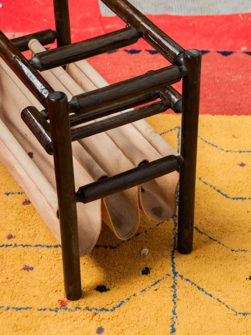 Désiré, le porte-revues en bois foncé et tissu N°171