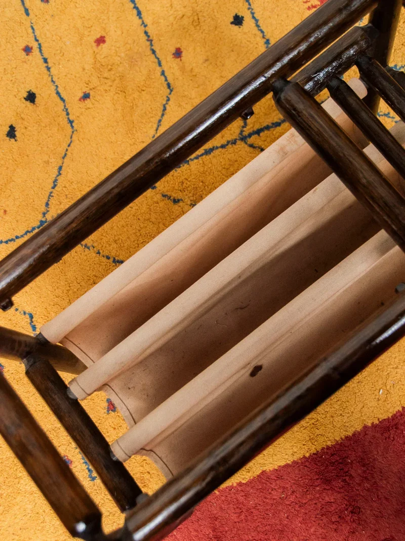 Désiré, le porte-revues en bois foncé et tissu N°171
