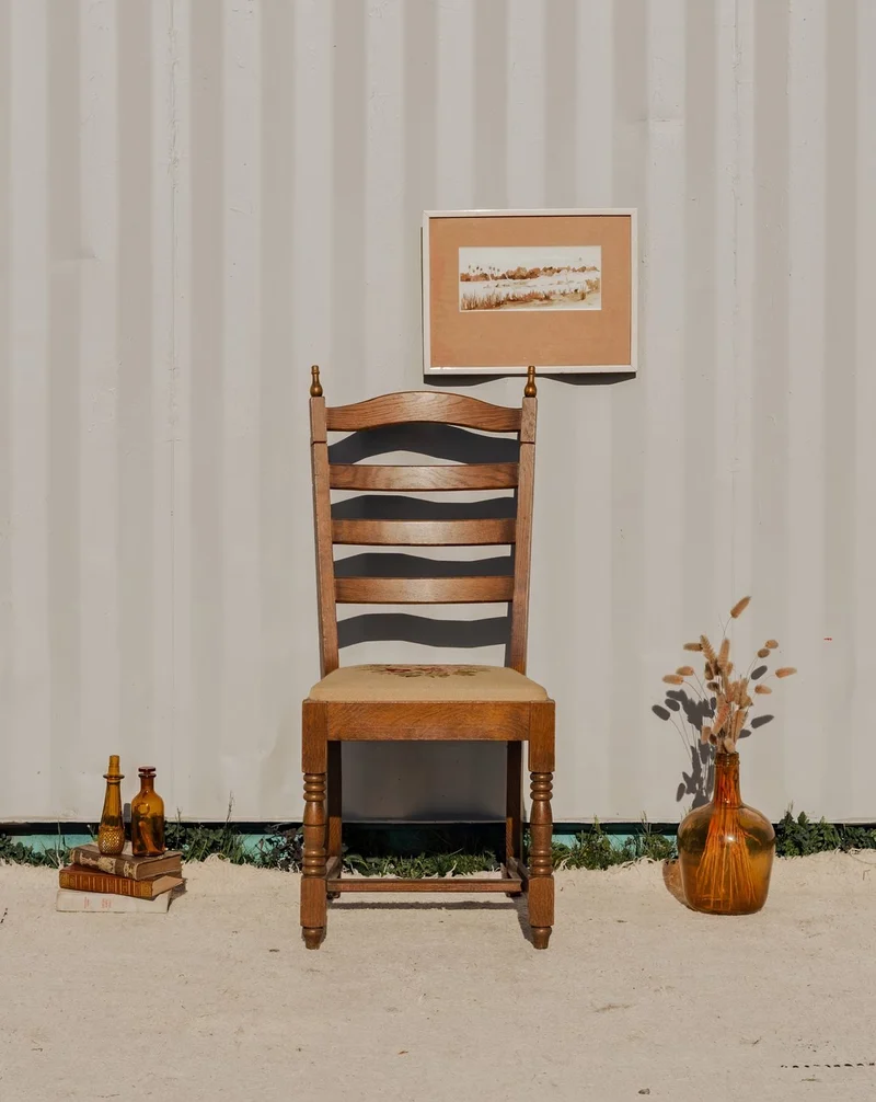 Claude, la chaise brodée en bois N°1065