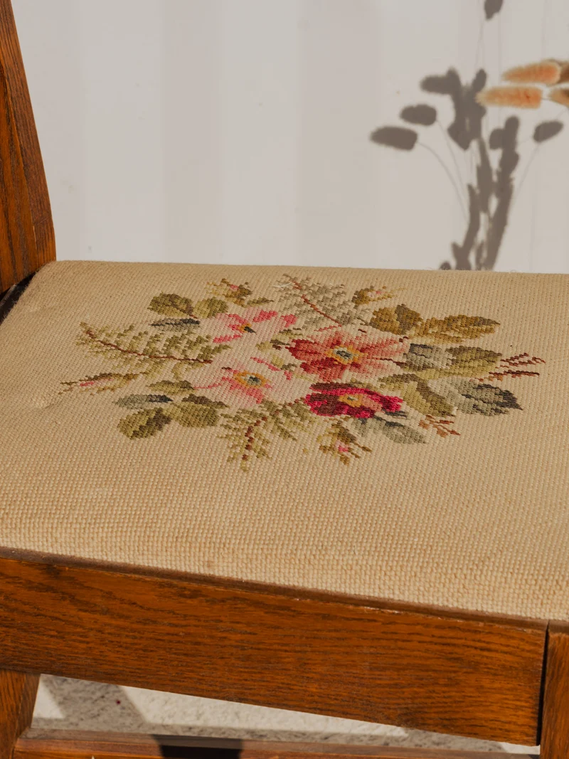 Claude, la chaise brodée en bois N°1065