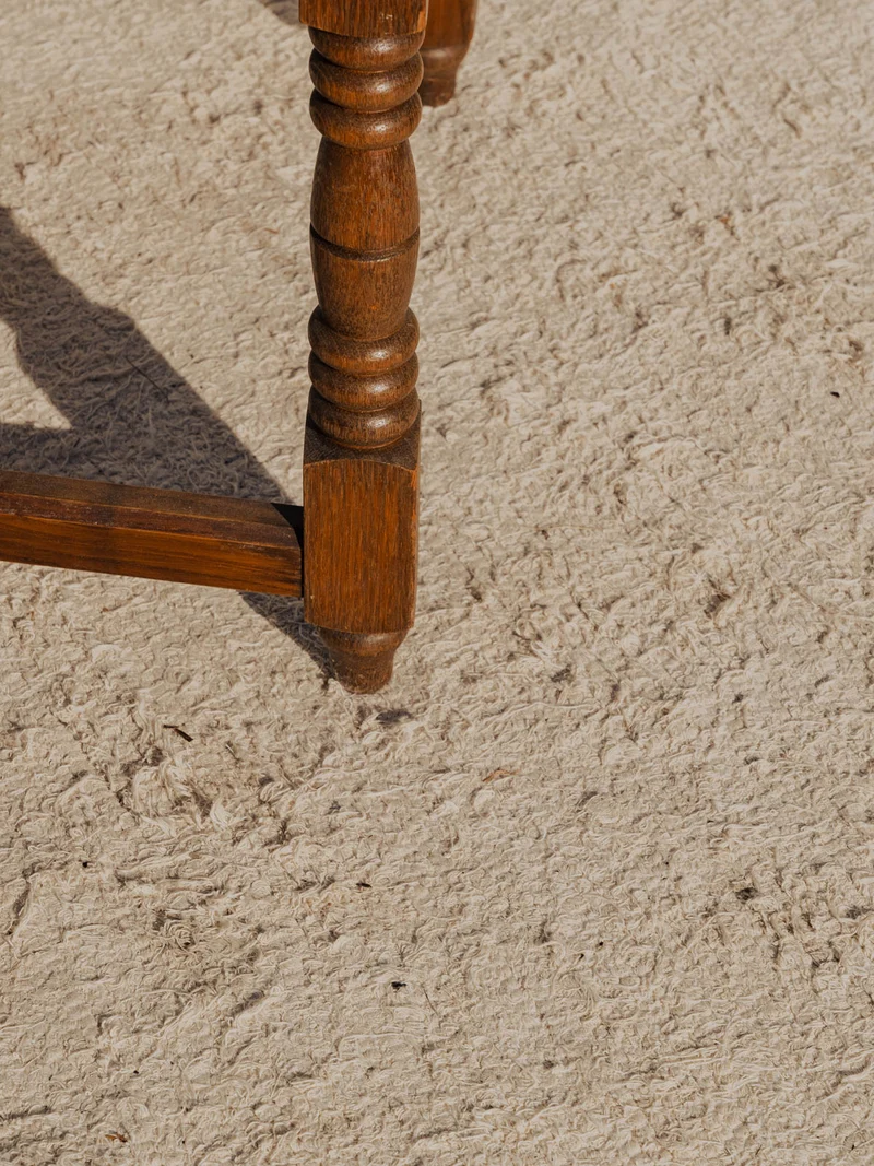 Claude, la chaise brodée en bois N°1065