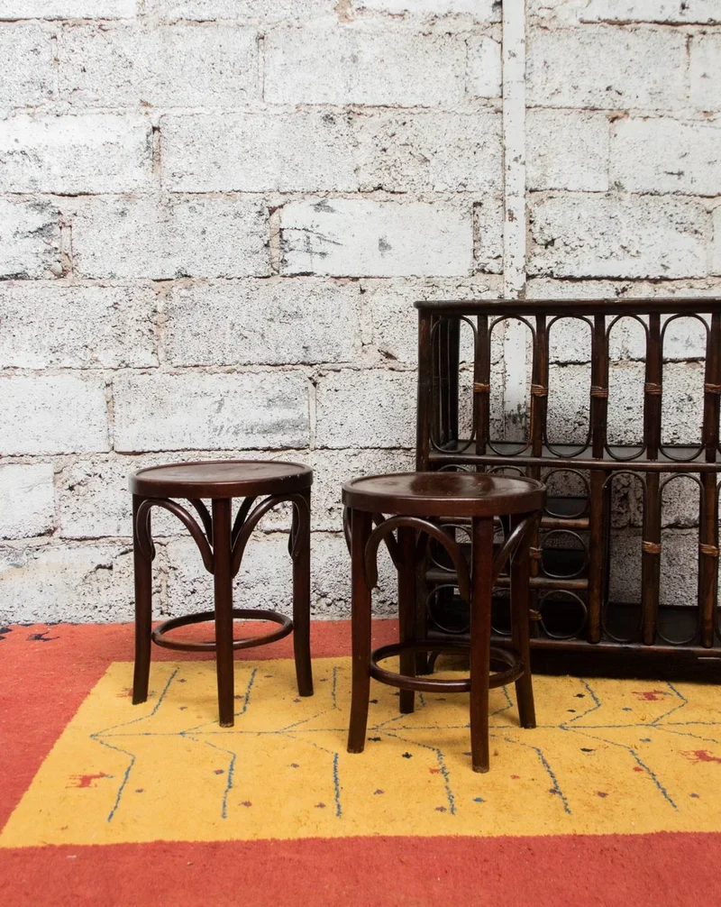 Regis, le paire de tabourets en bois foncé N°904