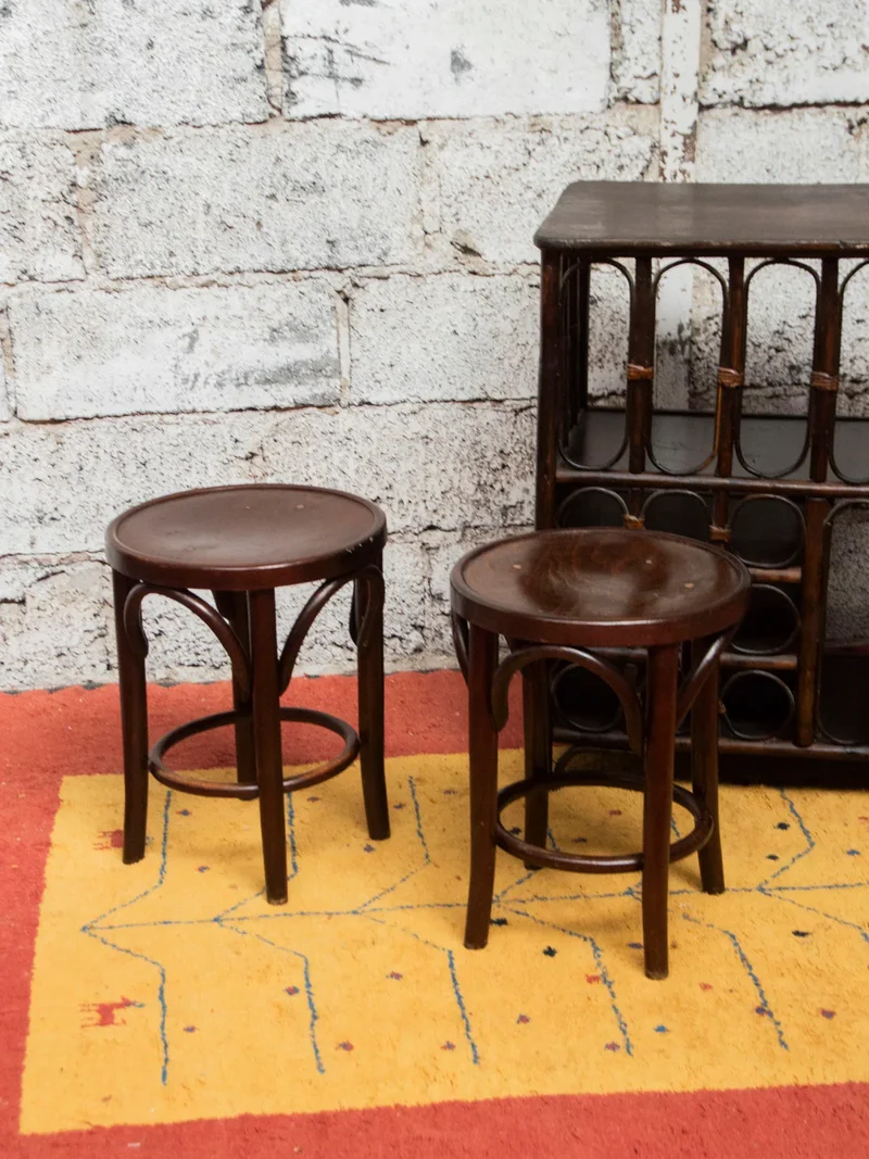 Regis, le paire de tabourets en bois foncé N°904
