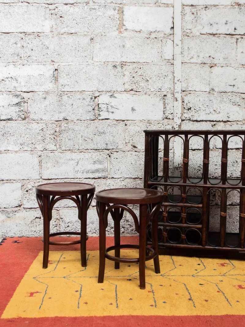 Regis, le paire de tabourets en bois foncé N°904