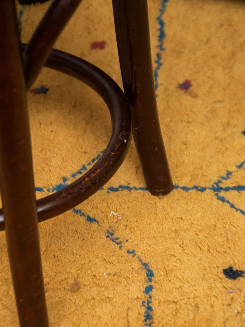 Regis, le paire de tabourets en bois foncé N°904