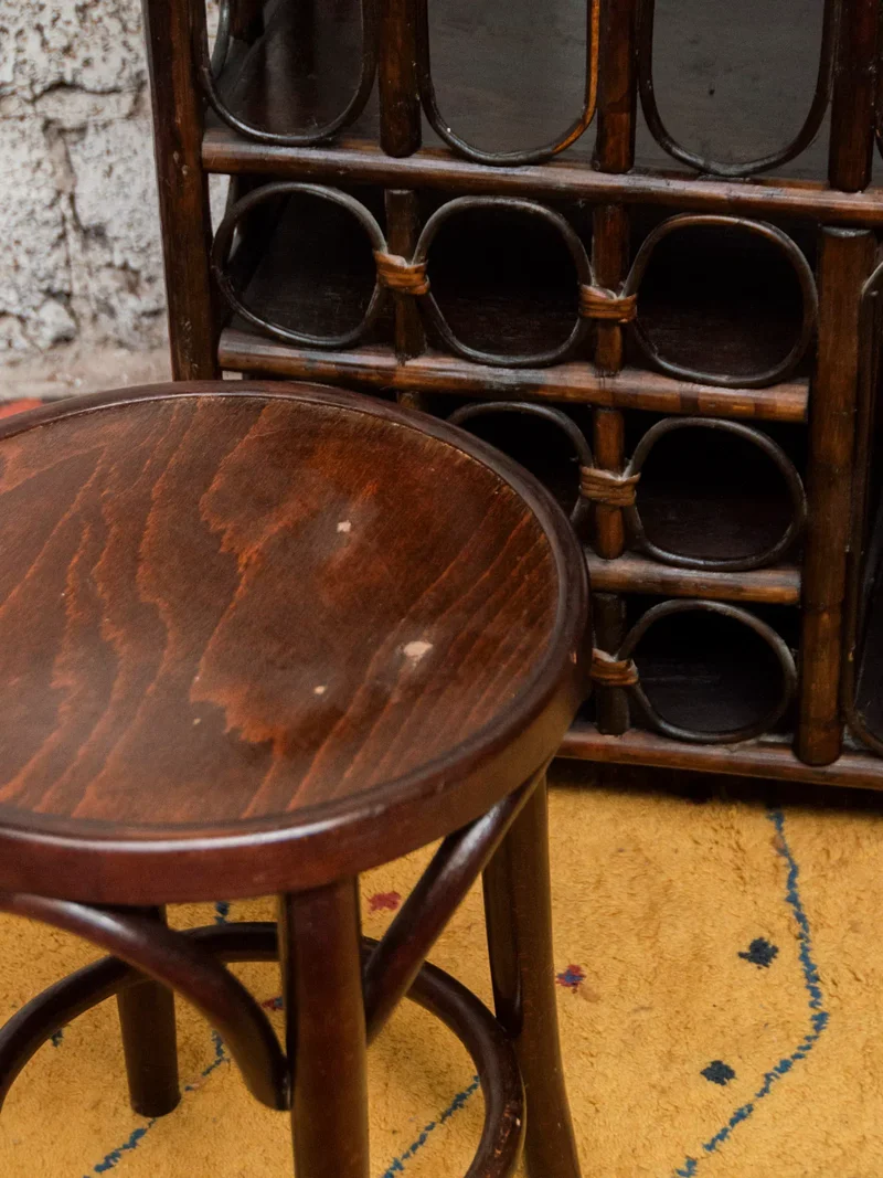 Regis, le paire de tabourets en bois foncé N°904