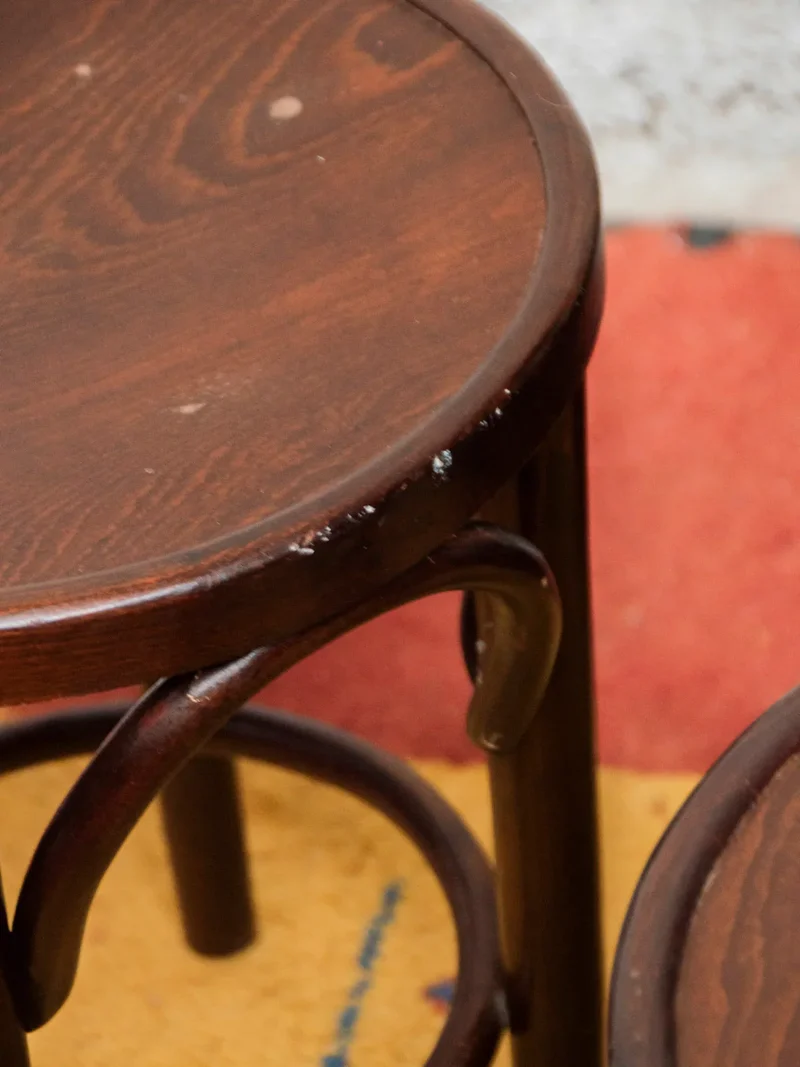 Regis, le paire de tabourets en bois foncé N°904